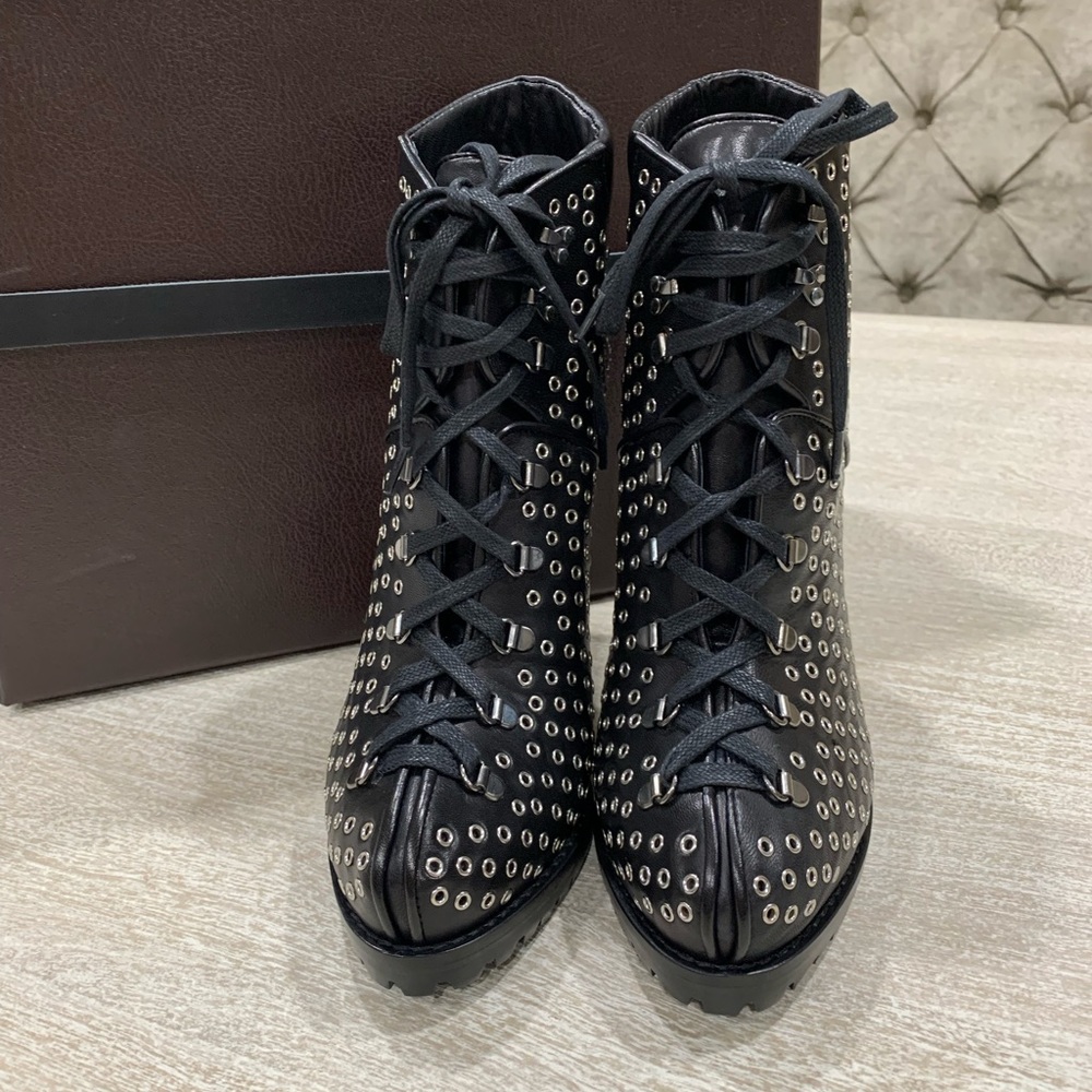 Alaia eyelets details booties